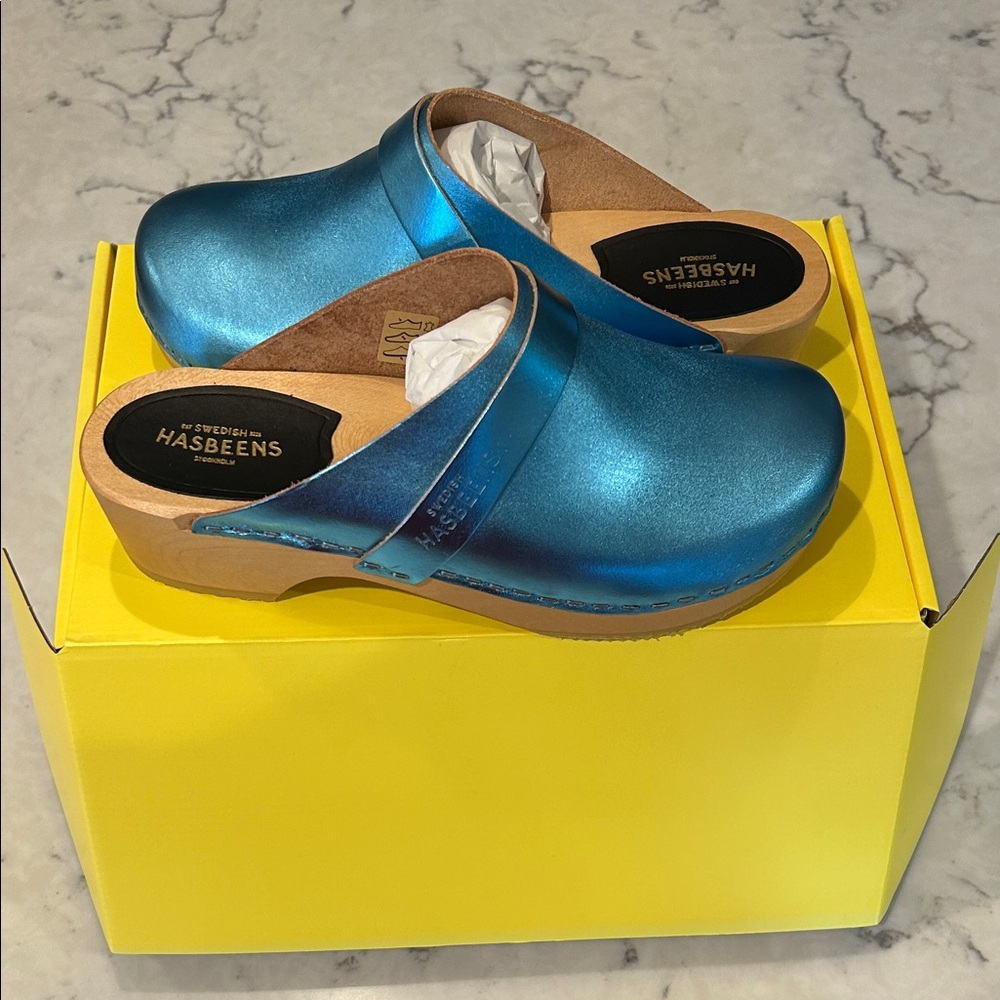 Swedish Hasbeens Metallic Blue Clogs Mules New in Box Size 37